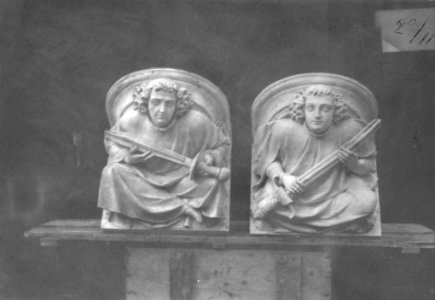 Photograph of two plaster casts of corbels from the Kasteel de Haar Cuypershuis 0689c (11)
