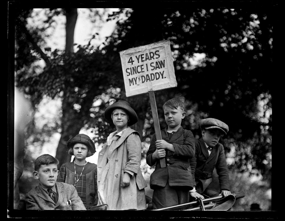 Picketers at White House with sign- 4 Years Since I Saw My Daddy. etc. Washington, D.C. LCCN2016891394