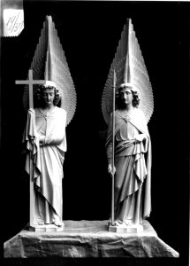Photograph of two statues of angels with arma Christi Cuypershuis 0686 (089)
