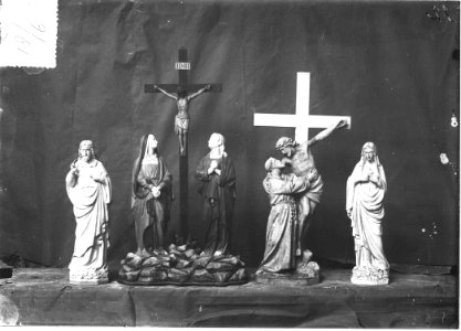 Photograph of various religious statues Cuypershuis 0686 (031)