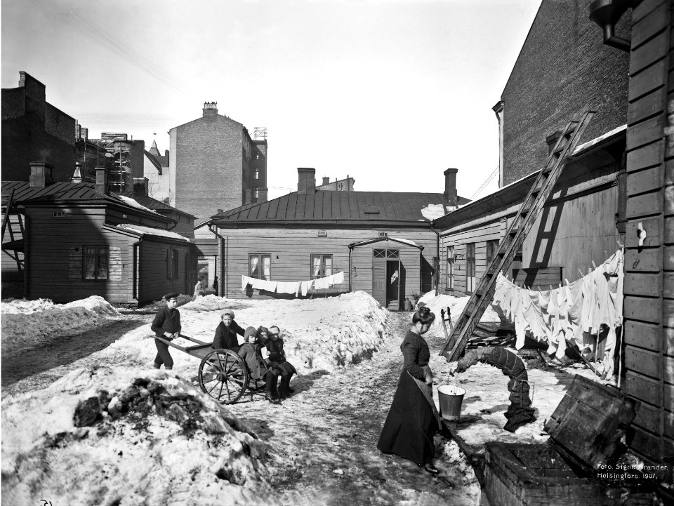 Pieni Roobertinkatu 4-6 Pihakaivolla Selma Löfström - N15 (hkm.HKMS000005-0000006y)