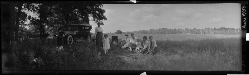 Picnic and wildflower hunt near Elgin, Illinois LCCN2017656443