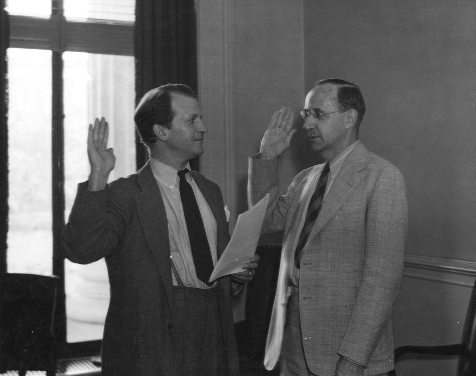 Photograph of Solon Buck taking Oath of Office from Collas Harris (35438668481)