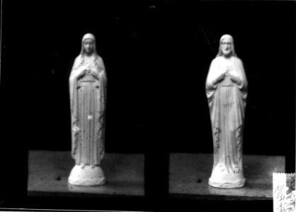 Photograph of statues of the Immaculate Heart of Mary and the Holy Heart of Christ Cuypershuis 0686 (087)
