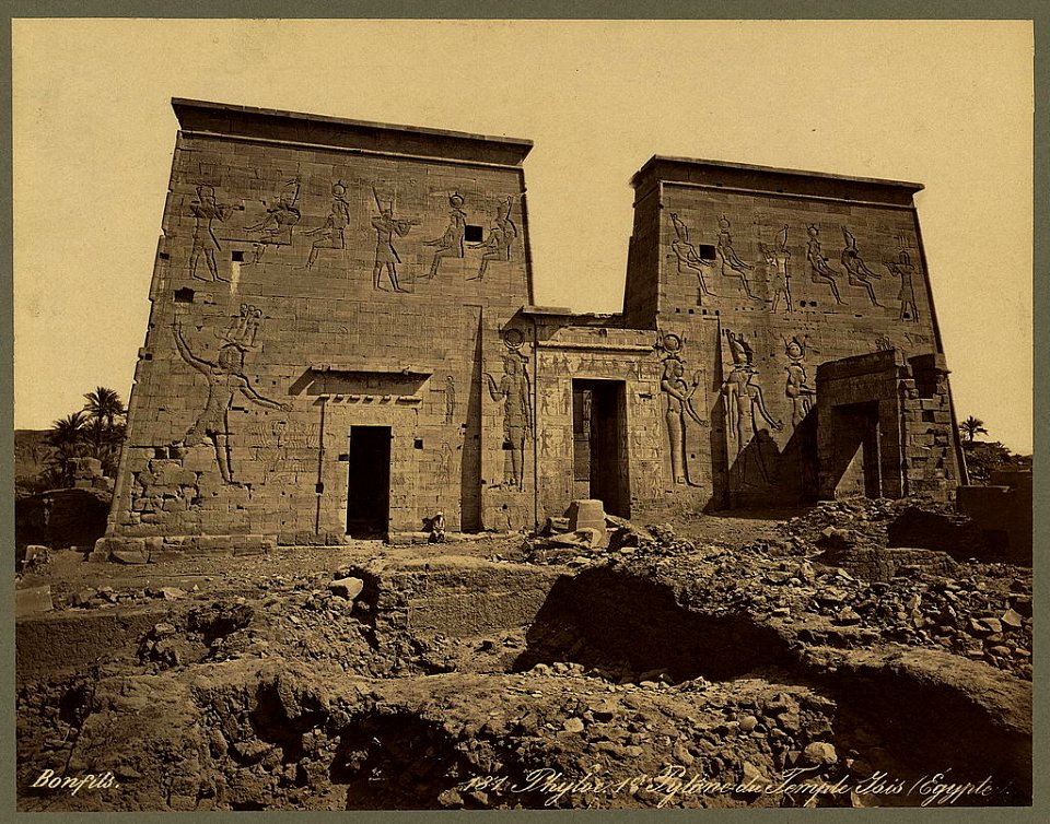 Phyloe. 1er pylône du Temple Isis (Égypte) - Bonfils. LCCN2004666837