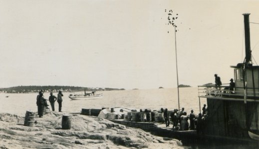 Photograph of the Imperial Oil Company's expedition to the Mackenzie River District No 6 (HS85-10-39034)