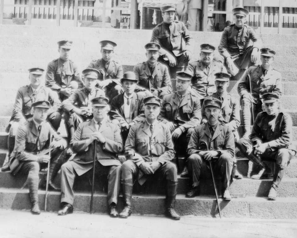 Physicians from the United States at temple in Tokyo between 1915 and 1920, from- U.S. Commission in Tokyo LCCN2014705549 (cropped)