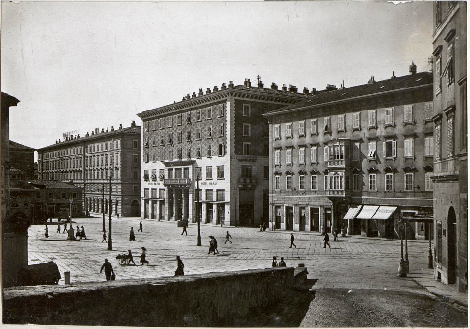 Piazza Caserma, Triest (BildID 15606110)
