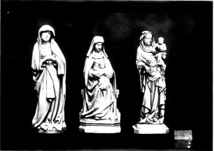 Photograph of three figurines Cuypershuis 0689a (06)