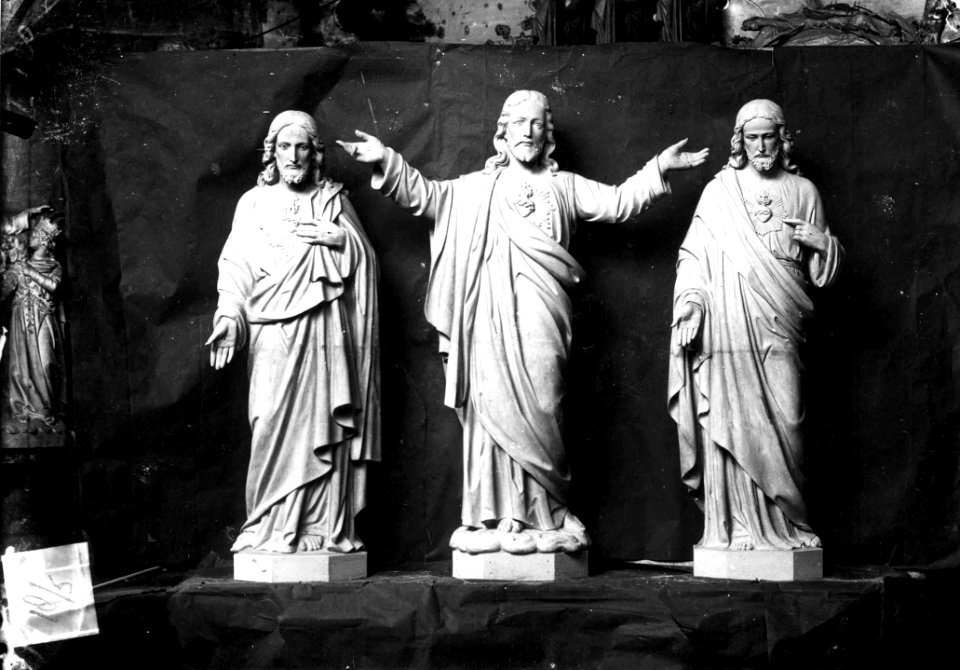 Photograph of three statues of the Sacred Heart of Jesus Christ Cuypershuis 0686 (030)