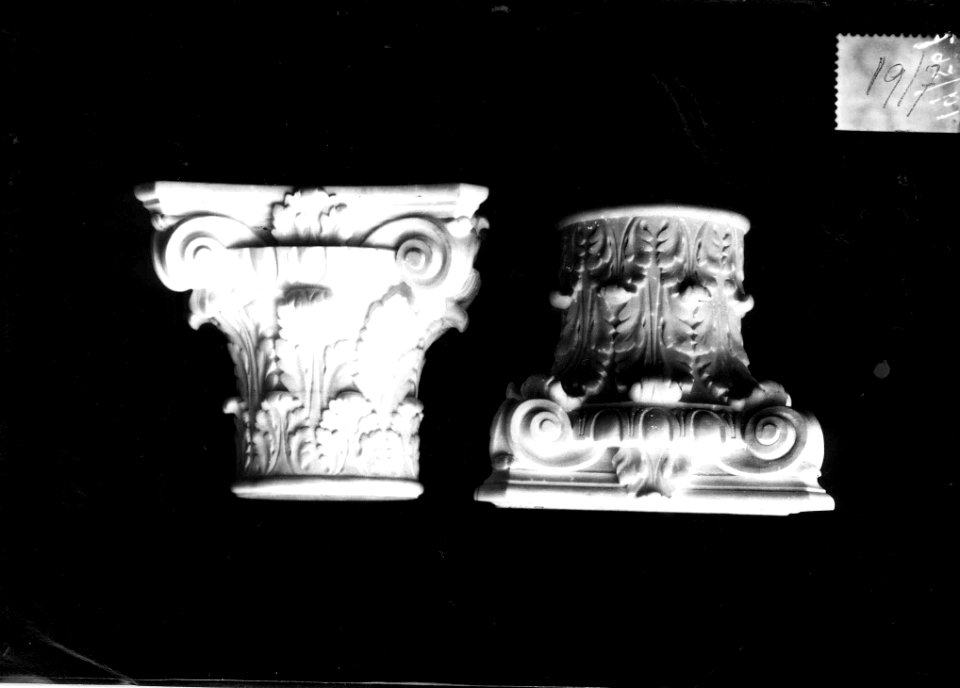 Photograph of two capitals Cuypershuis 0686 (060)