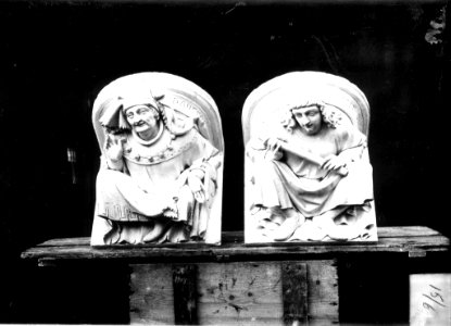 Photograph of two plaster casts of corbels from the Kasteel de Haar Cuypershuis 0688c (05)