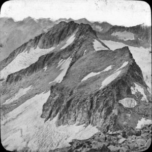 Pic du Milieu et pic de la Maladetta, vue prise du sommet du Néthou, août
