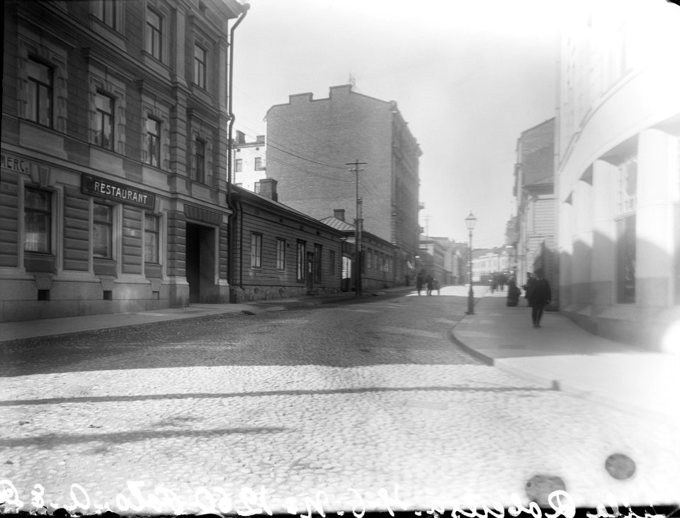 Pieni Roobertinkatu 2, 4, 6 nähtynä Kasarmikadulta - N1260 (hkm.HKMS000005-km003k4h)