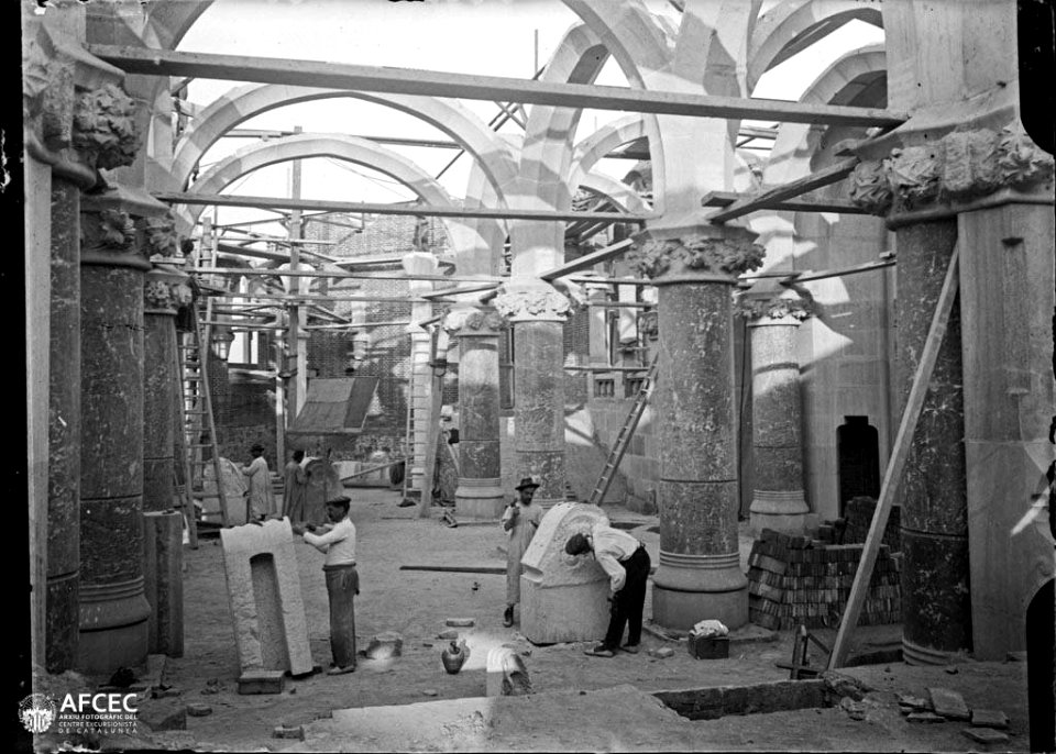 Picapedrers treballant en la construcció de l'Hospital de la Santa Creu i Sant Pau