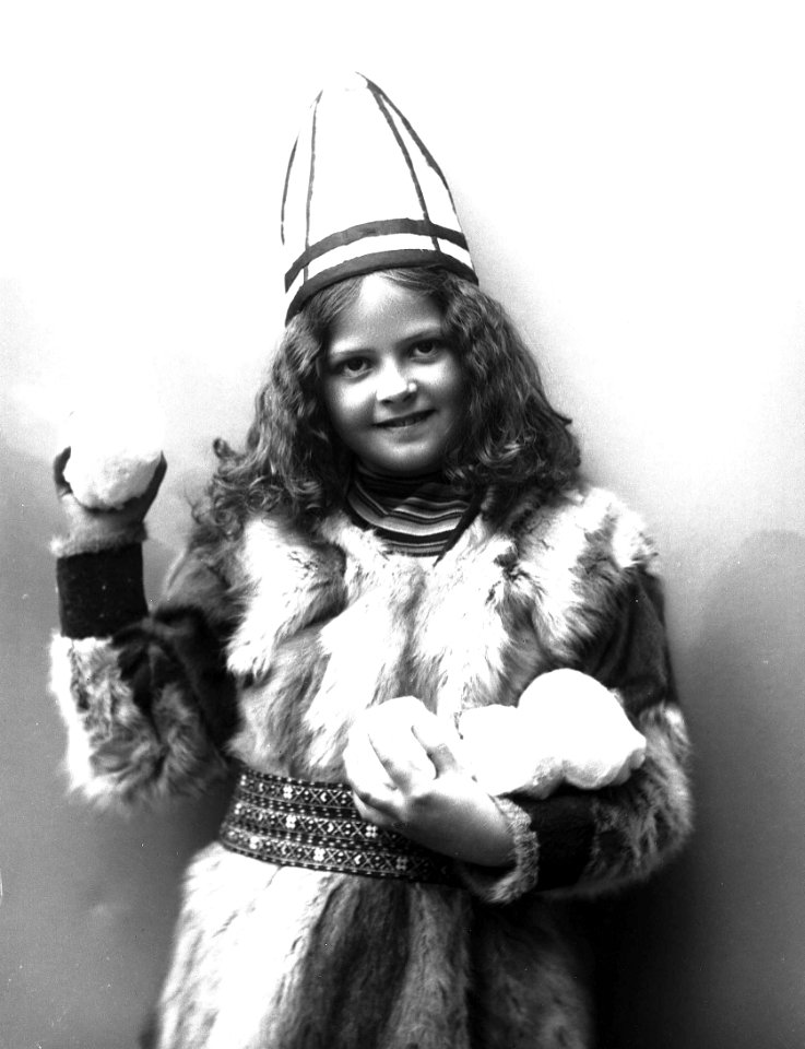 Pike i sameliknende drakt med pesk, lue og jukse snøballer i hendene - Norsk folkemuseum - NF.25780-864