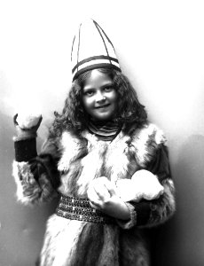 Pike i sameliknende drakt med pesk, lue og jukse snøballer i hendene - Norsk folkemuseum - NF.25780-864