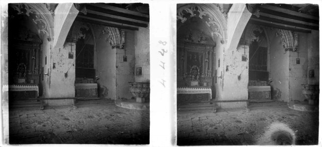 Pila baptismal i capelles gòtiques a l ' interior de l'església de Santa Maria