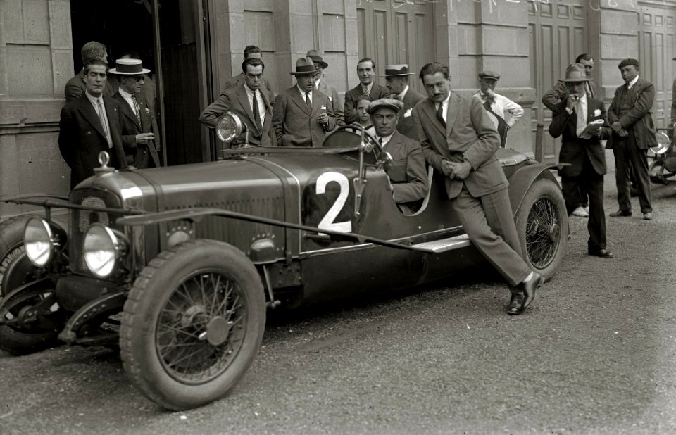 Pilotos en sus automóviles en la plaza de Okendo junto a la sede del Real Automóvil Club (RAC) (1 de 9) - Fondo Car-Kutxa Fototeka