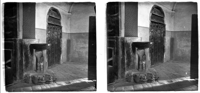 Pila d'aigua baptismal d'una església de Perelló