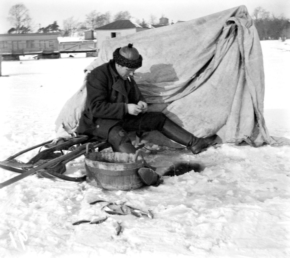 Pilkkijä jäällä Kaivopuiston edustalla - N1947 (hkm.HKMS000005-000001a9)