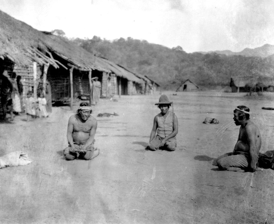Pinnarna kastas i tshúcareta-spelet. Missionsstation Tihuipa, västra Chaco. Sydamerika, Tihuipa - SMVK - 004909