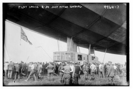 Pilot House R-34 just after landing LCCN2014709248
