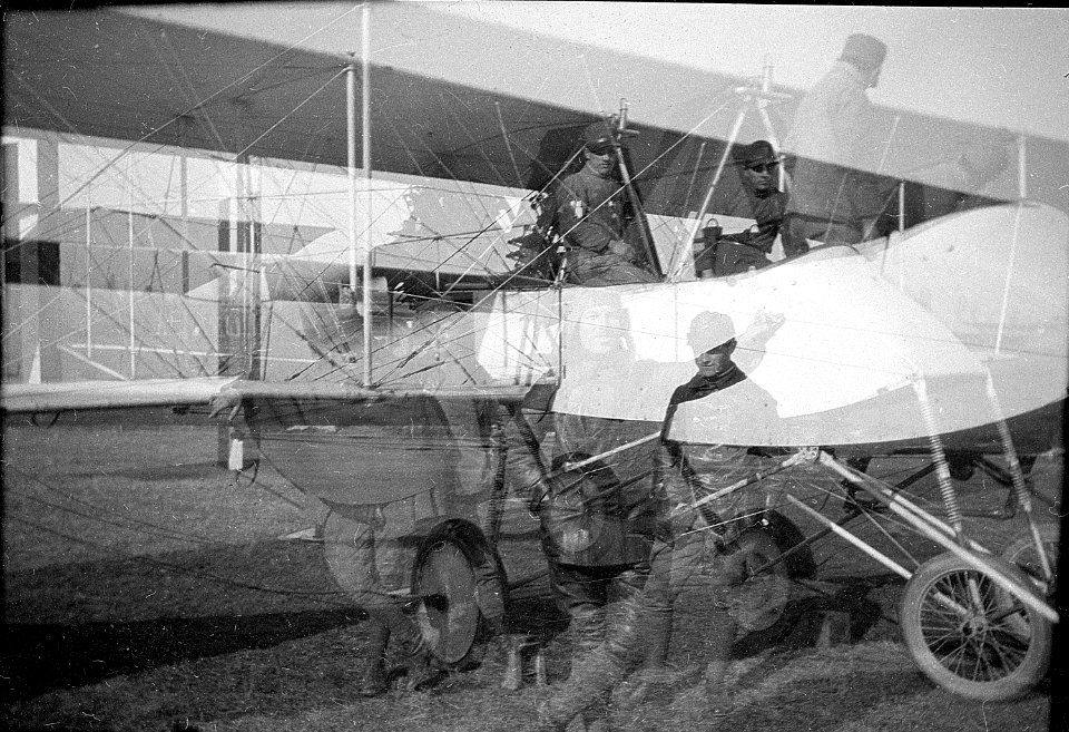 Piloten mit ihrem Flugzeug Typ Schneider - CH-BAR - 3236772
