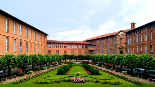 Building toulouse courtyard