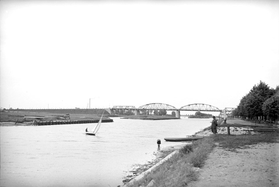 Pinsk, Nabiarežnaja, Pinski most. Пінск, Набярэжная, Пінскі мост (H. Poddębski, 1936)