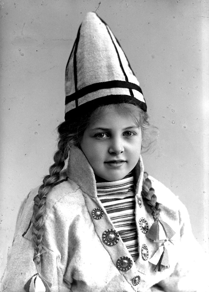 Pike i sameliknende drakt med kofte, lue og belte - Norsk folkemuseum - NF.25780-851