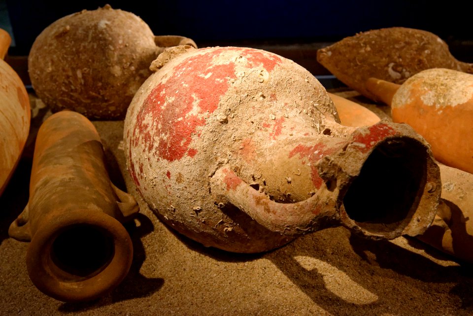 Pipes and amphoras from Levanzo I shipwreck
