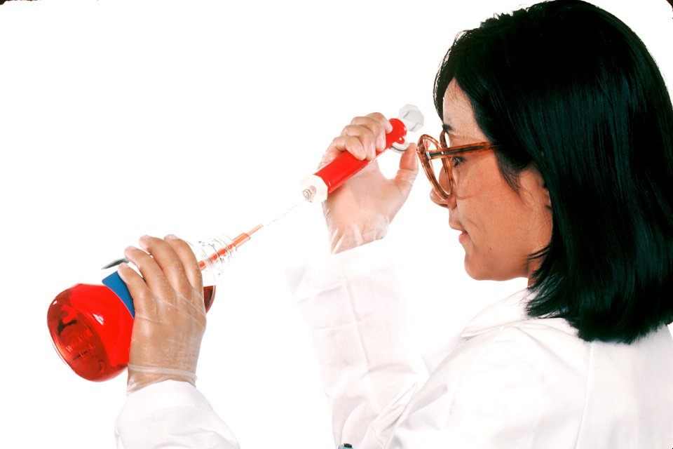 Pipetting culture medium (1)