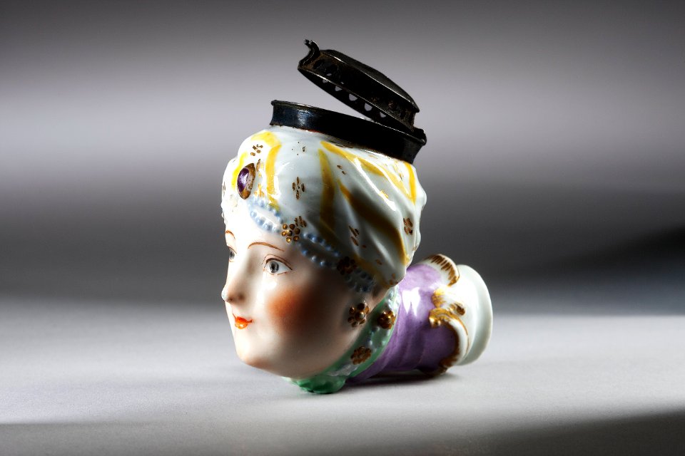 Piphuvud av porslin gjord 1743 - Hallwylska museet - 93911