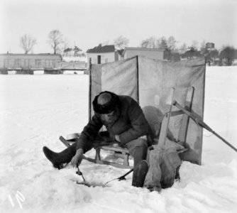 Pilkkijä jäällä Kaivopuiston edustalla - N1948 (hkm.HKMS000005-000001aa)