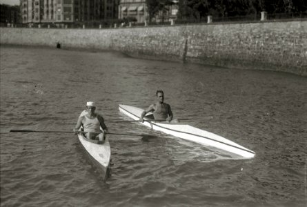 Piragüismo en el río Urumea a la altura de puente de María Cristina (4 de 8) - Fondo Car-Kutxa Fototeka