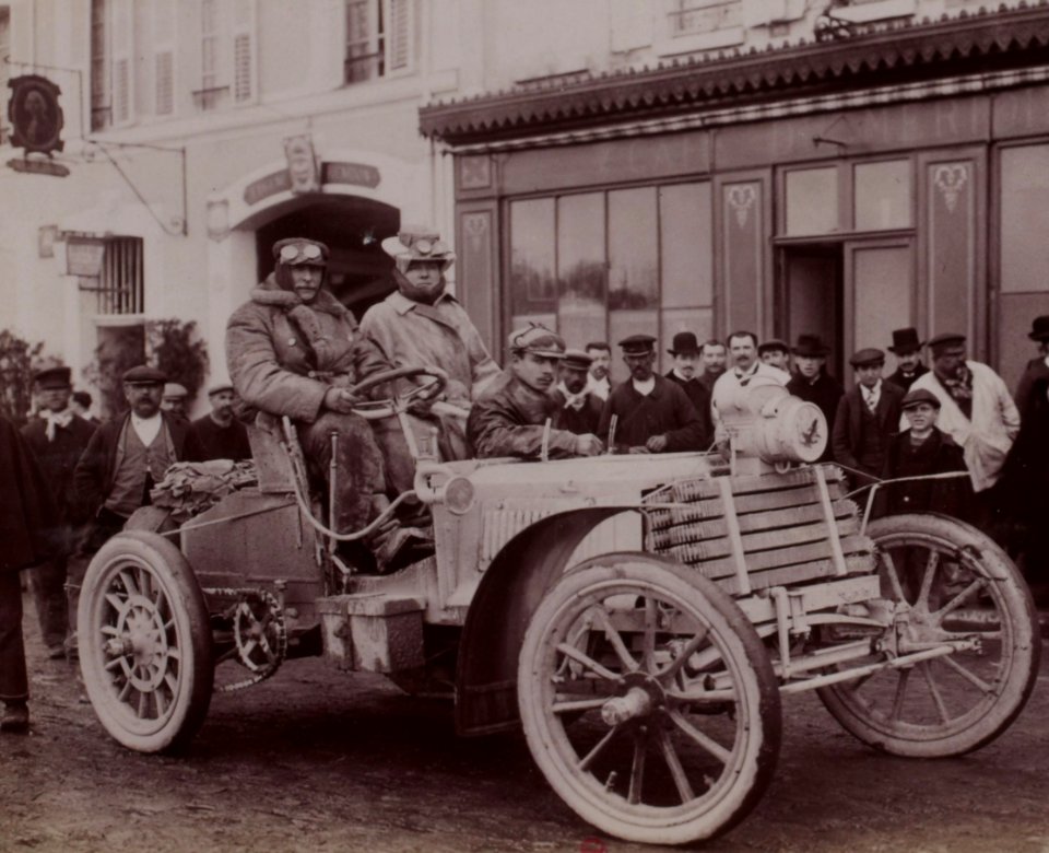 Pinson, son épouse et son mécanicien, en 1902 pour la côte Nice - La-Turbie (sa Panhard devant le café du Méridien)