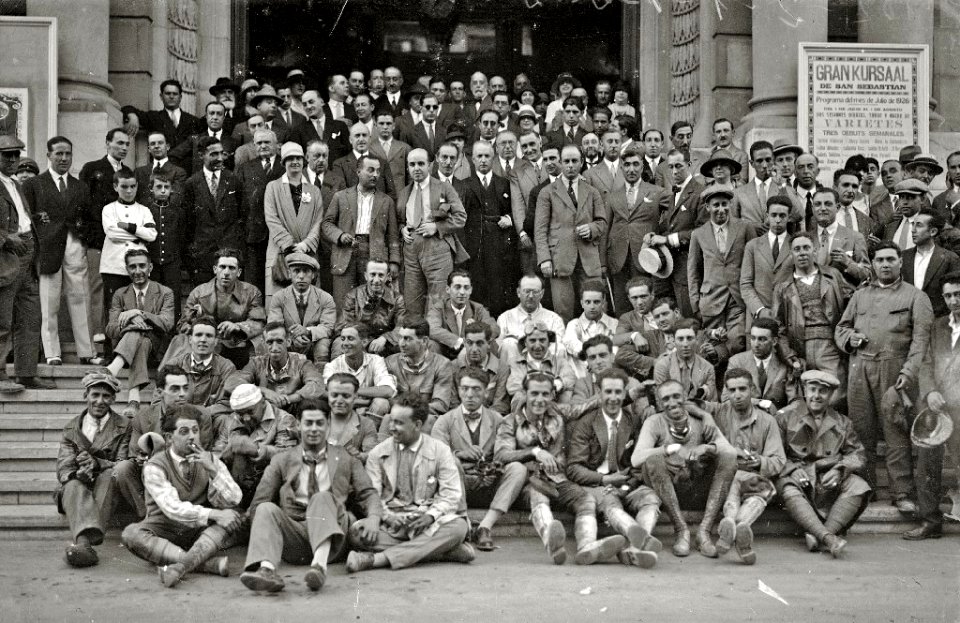 Pilotos de automóvilismo en las escalinatas del Gran Kursaal (1 de 1) - Fondo Car-Kutxa Fototeka