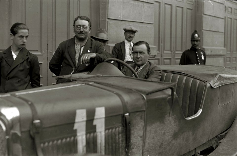 Pilotos en sus automóviles en la plaza de Okendo junto a la sede del Real Automóvil Club (RAC) (4 de 9) - Fondo Car-Kutxa Fototeka
