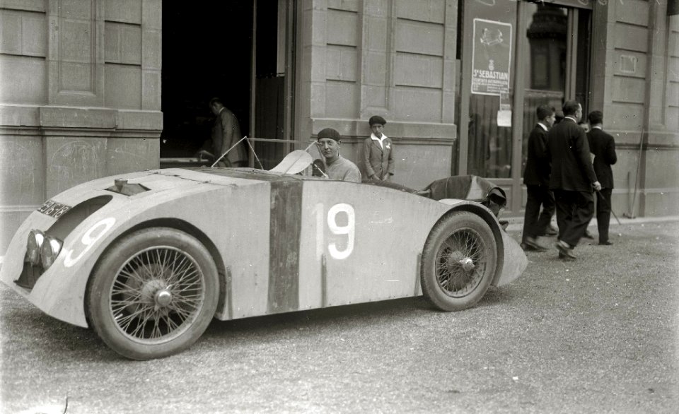 Pilotos en sus automóviles en la plaza de Okendo junto a la sede del Real Automóvil Club (RAC) (8 de 9) - Fondo Car-Kutxa Fototeka