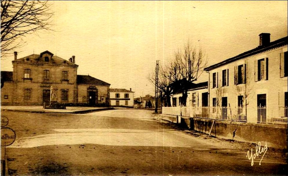 Pissos (Landes) - Place de la Mairie 1