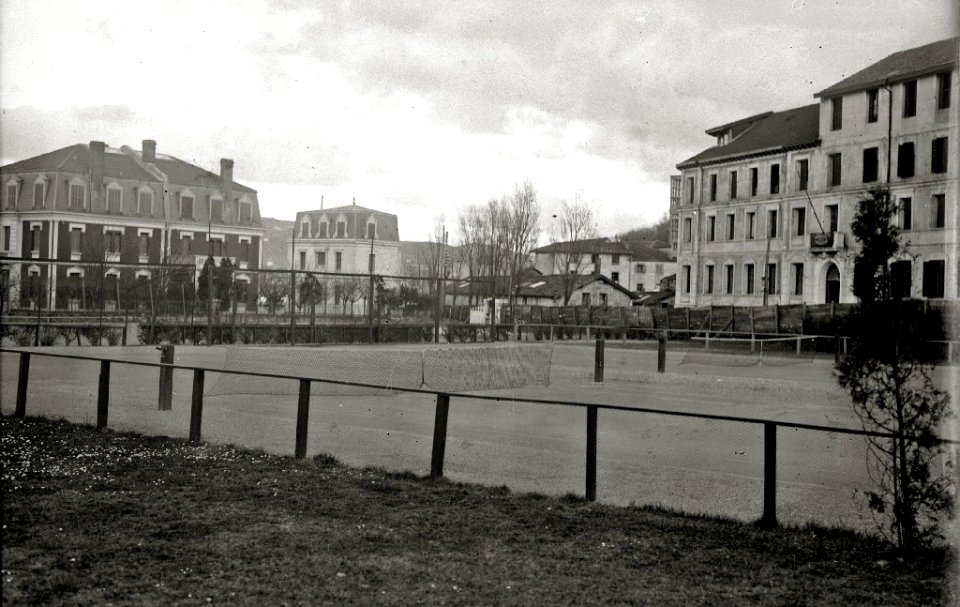 Pista de tenis en el barrio del Antiguo (2 de 2) - Fondo Car-Kutxa Fototeka