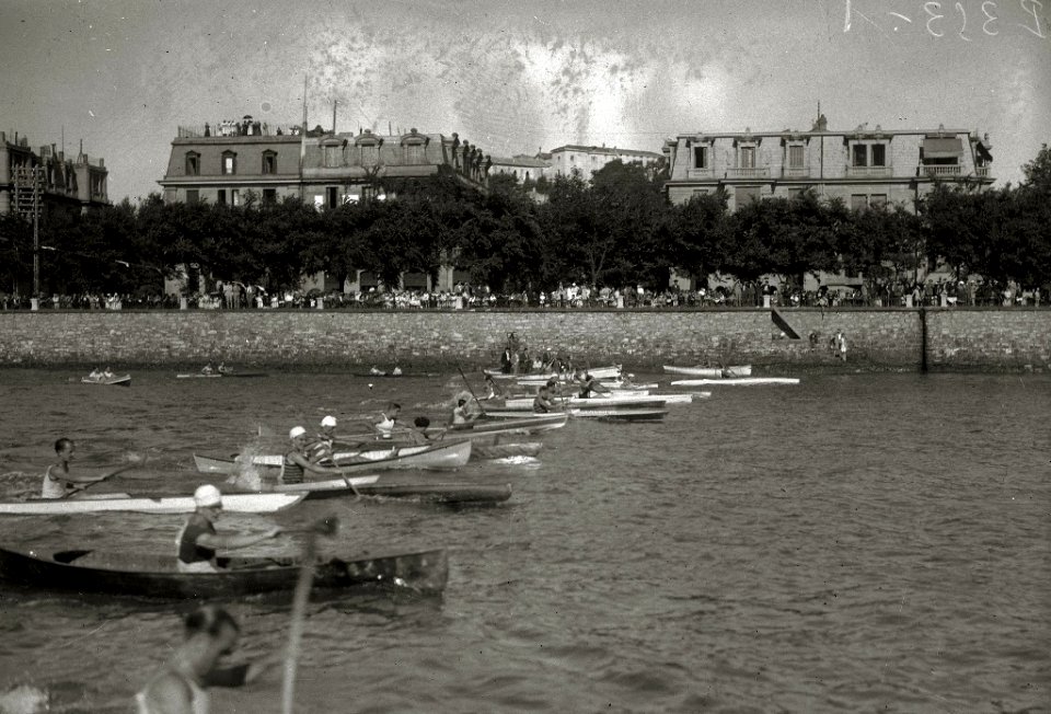 Piragüismo en el río Urumea a la altura de puente de María Cristina (2 de 8) - Fondo Car-Kutxa Fototeka