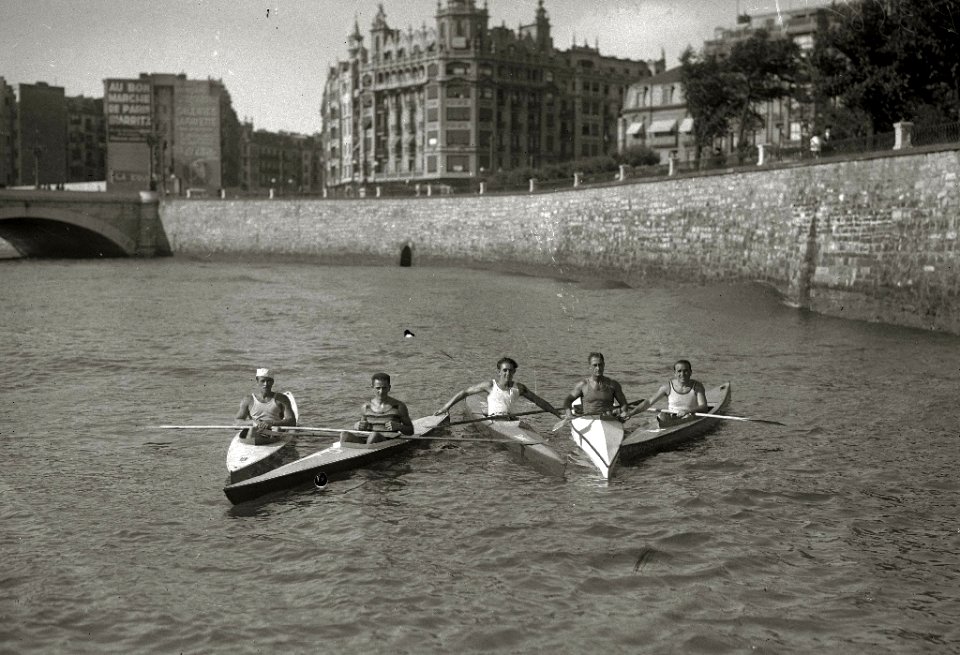 Piragüismo en el río Urumea a la altura de puente de María Cristina (6 de 8) - Fondo Car-Kutxa Fototeka