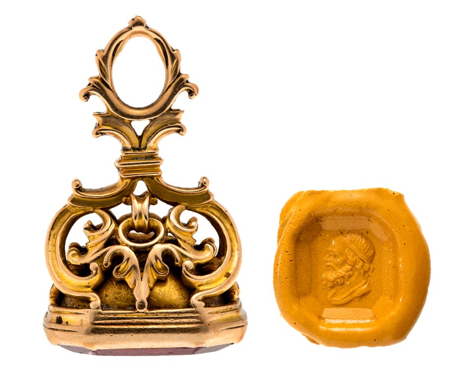 Pitschaft i guld med graverat manshuvud i profil,1700-tal - Hallwylska museet - 110327