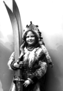 Pike i sameliknende drakt med pesk, skinnlue og ski - Norsk folkemuseum - NF.25780-865