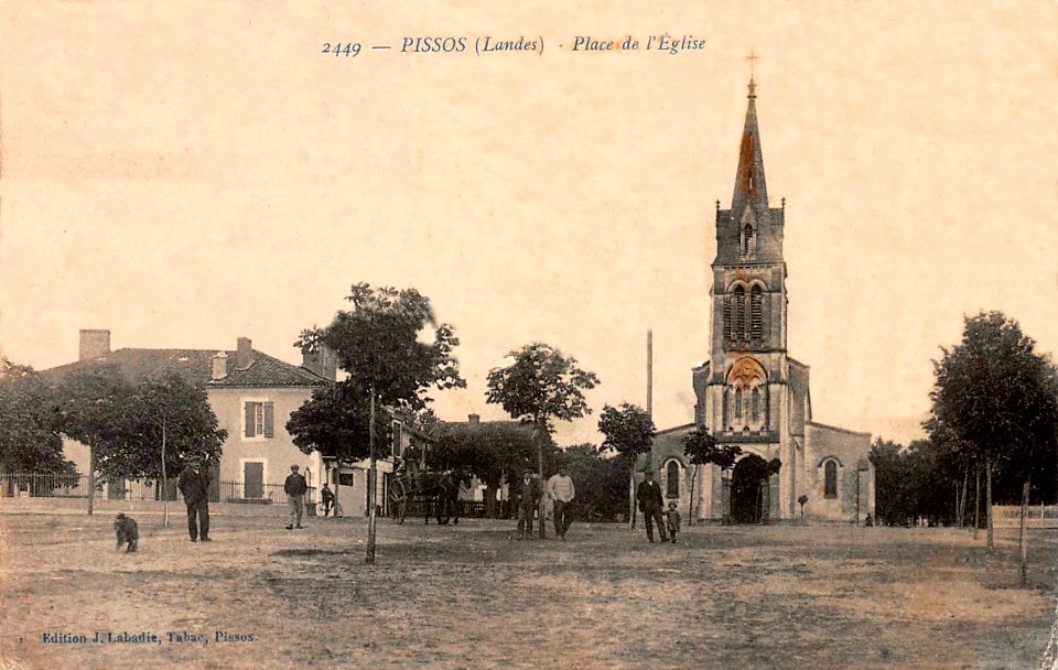 Pissos (Landes) - Place de l’église 6