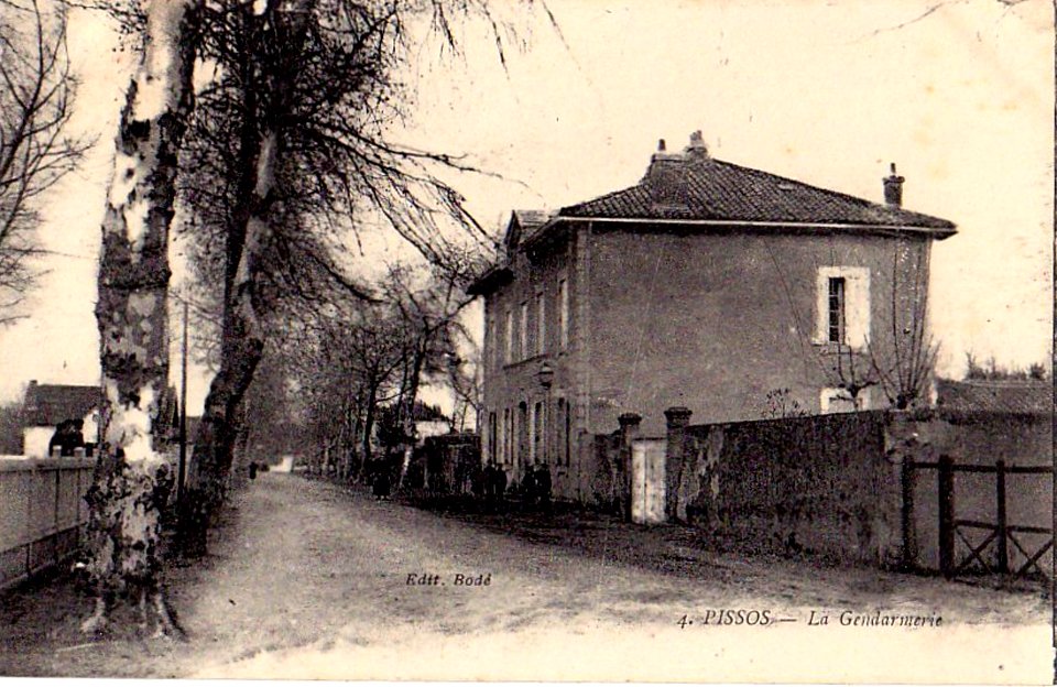 Pissos (Landes) - route de Moustey et Gendarmerie 2