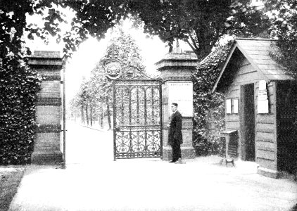 PSM V50 D193 Kew gardens cumberland gate with guard