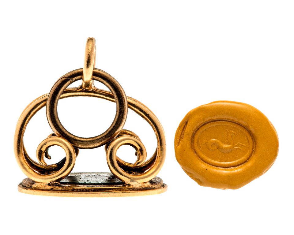 Pitschaft i guld med graverad sjöhäst, 1800-tal - Hallwylska museet - 110325